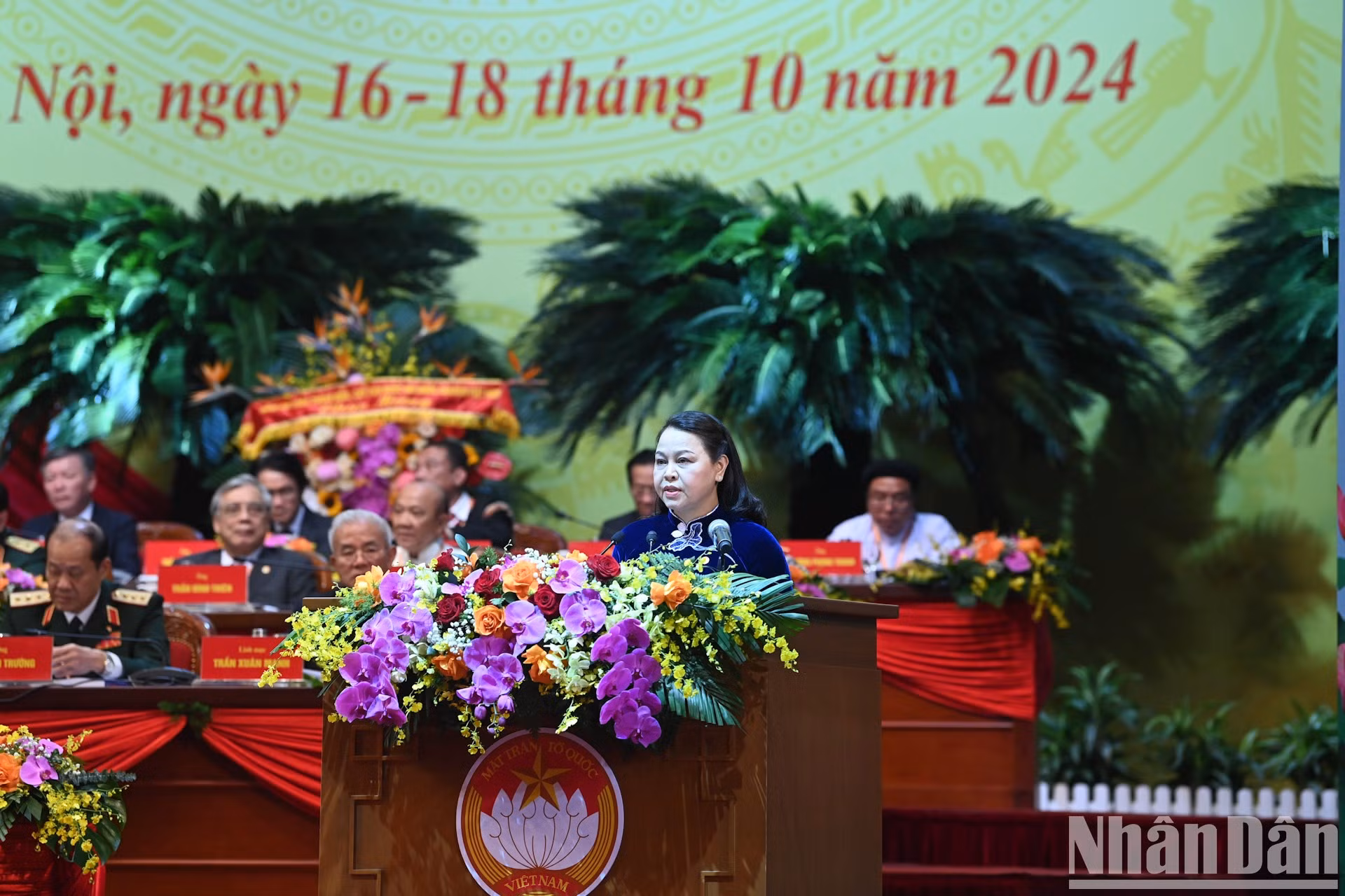 La vicepresidenta y secretaria general del Comité Central del FPV, Nguyen Thi Thu Ha, presenta el informe político del Congreso.