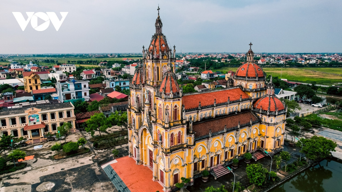 La nueva apariencia de la iglesia Phu An, en el distrito de Truc Ninh. La obra fue reconstruida en 2007. La nueva apariencia de la iglesia Phu An, en el distrito de Truc Ninh. La obra fue reconstruida en 2007.