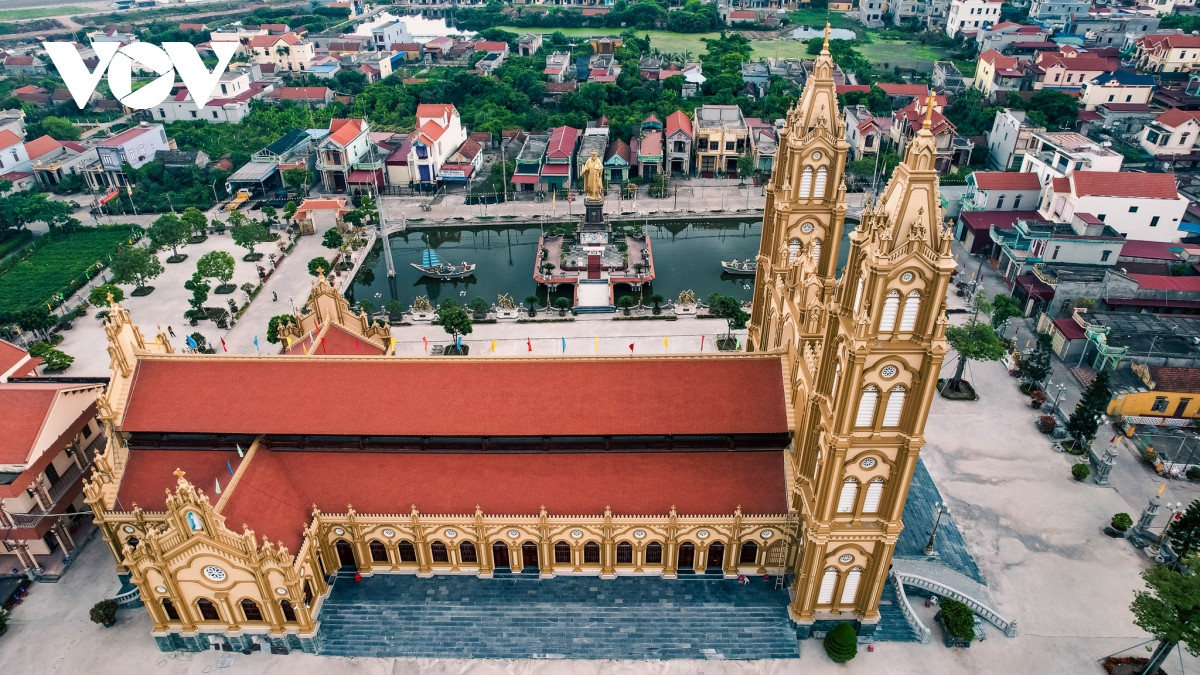 La mezcla entre la arquitectura europea con un toque de diseño oriental da un estilo propio al edificio de la iglesia Xuong Dien, ẹn el distrito de Hai Hau. La mezcla entre la arquitectura europea con un toque de diseño oriental da un estilo propio al edificio de la iglesia Xuong Dien, ẹn el distrito de Hai Hau.