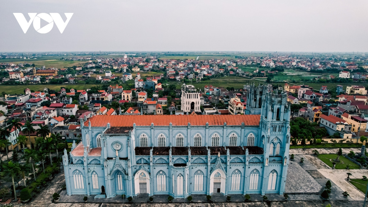 La iglesia Phu Nhai, situada en la diócesis de Bui Chu, comuna de Xuan Phuong, pertenece a una diócesis católica romana de estilo gótico y es una de las con categoría de Basílica Menor en Vietnam. La iglesia Phu Nhai, situada en la diócesis de Bui Chu, comuna de Xuan Phuong, pertenece a una diócesis católica romana de estilo gótico y es una de las con categoría de Basílica Menor en Vietnam.