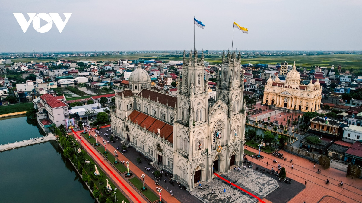 La iglesia Kien Lao, caracterizada por su gran cúpula y alto campanario, está ubicada en la orilla del río en un pueblo apacible en el distrito de Xuan Truong. La iglesia Kien Lao, caracterizada por su gran cúpula y alto campanario, está ubicada en la orilla del río en un pueblo apacible en el distrito de Xuan Truong.