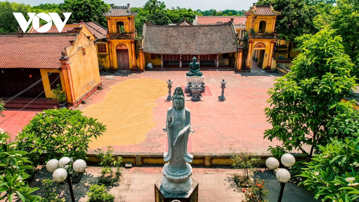 La antigua pagoda de Co Lieu, en el pueblo de Dich Diep, distrito de Truc Ninh. Su campana fue fundida en 1818, el sexto año de la dinastía del rey Gia Long. La antigua pagoda de Co Lieu, en el pueblo de Dich Diep, distrito de Truc Ninh. Su campana fue fundida en 1818, el sexto año de la dinastía del rey Gia Long.