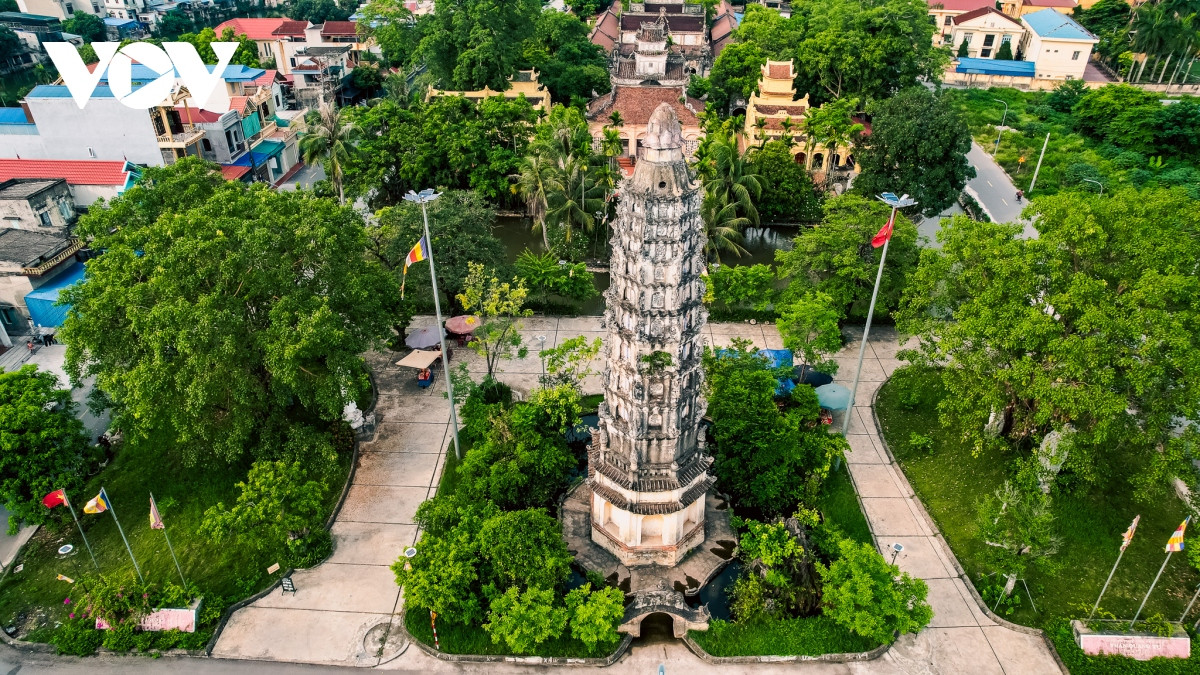 La torre Cuu Pham Lien Hoa en la pagoda Co Le. A su pie hay una estatua de tortuga gigante en medio del lago, mirando hacia el interior del templo. La torre Cuu Pham Lien Hoa en la pagoda Co Le. A su pie hay una estatua de tortuga gigante en medio del lago, mirando hacia el interior del templo.