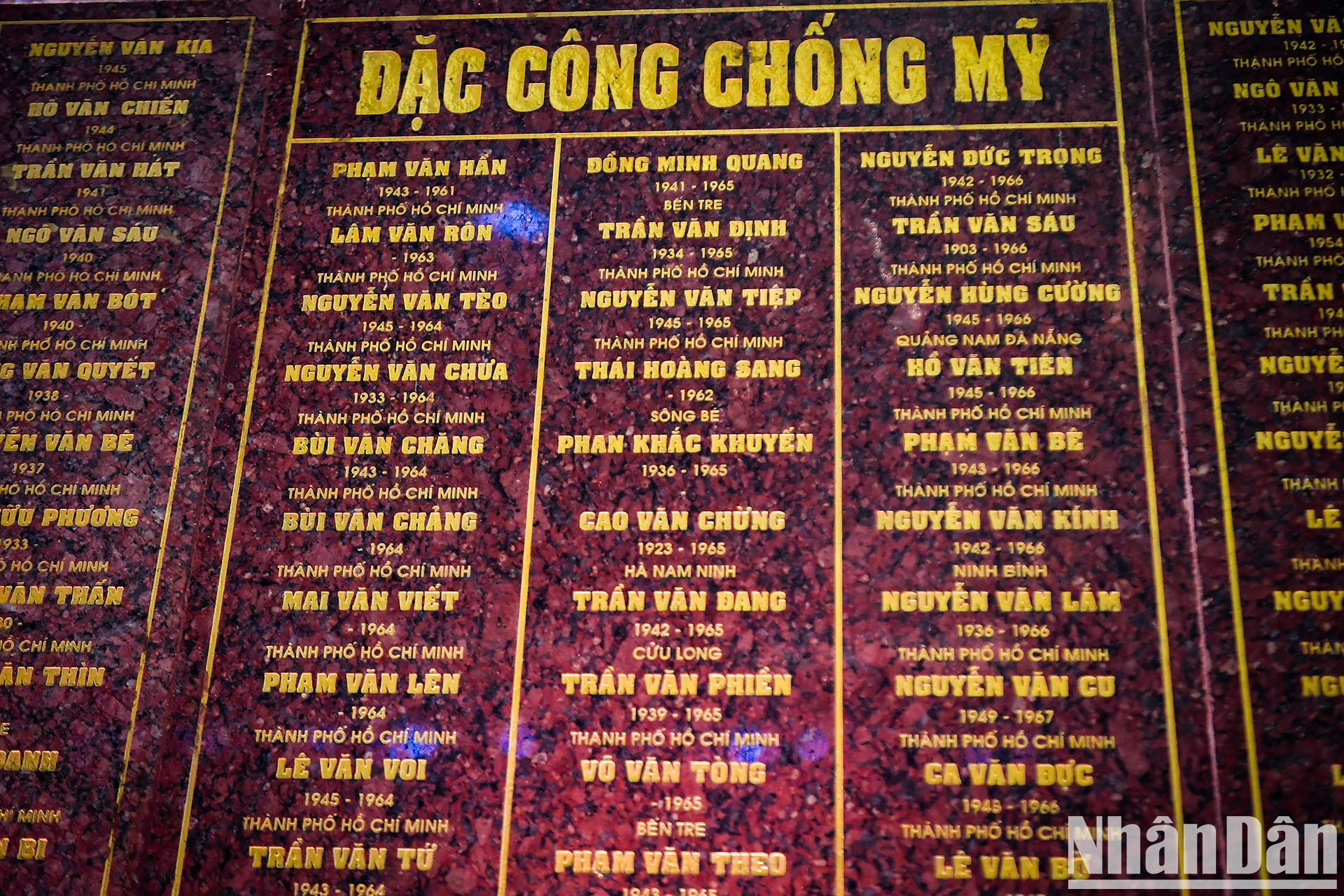 En las paredes de mármol del templo están inscritos los nombres de quienes sacrificaron sus vidas por la independencia de la Patria.