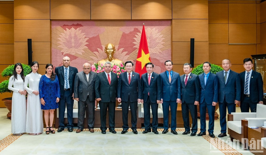 Dinh Hue y Ulises Guilarte de Nacimiento se toman foto de recuerdo con los asistentes a la reunión.