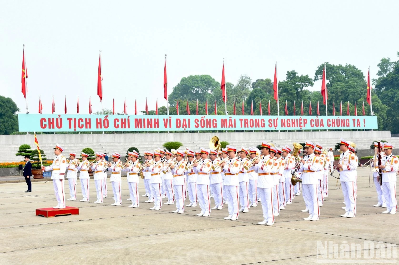 La banda militar en la plaza de Ba Dinh esta mañana. La banda militar en la plaza de Ba Dinh esta mañana.