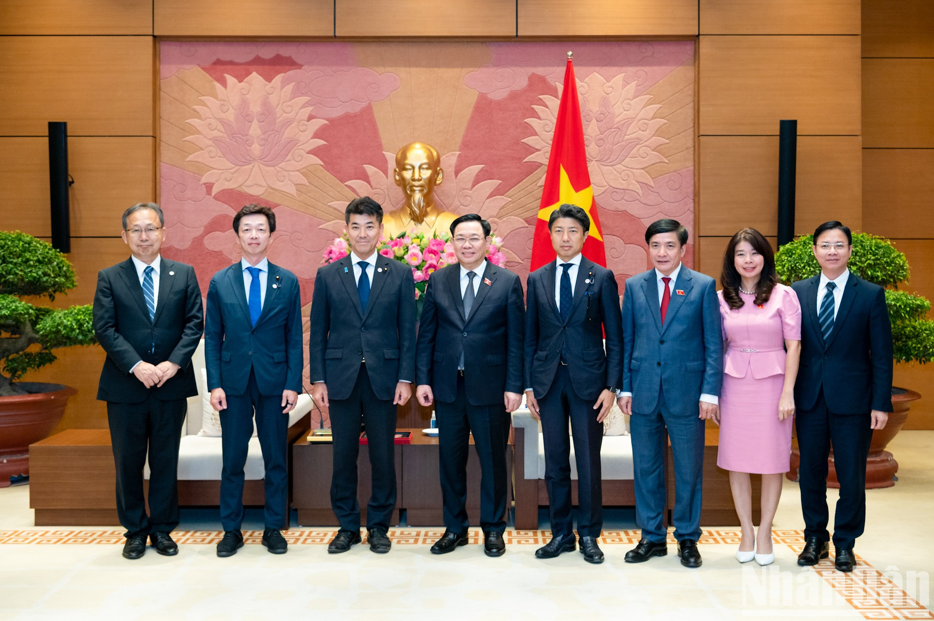 Dinh Hue y Izumi Kent se toman fotografías de recuerdo con los delegados en el encuentro.