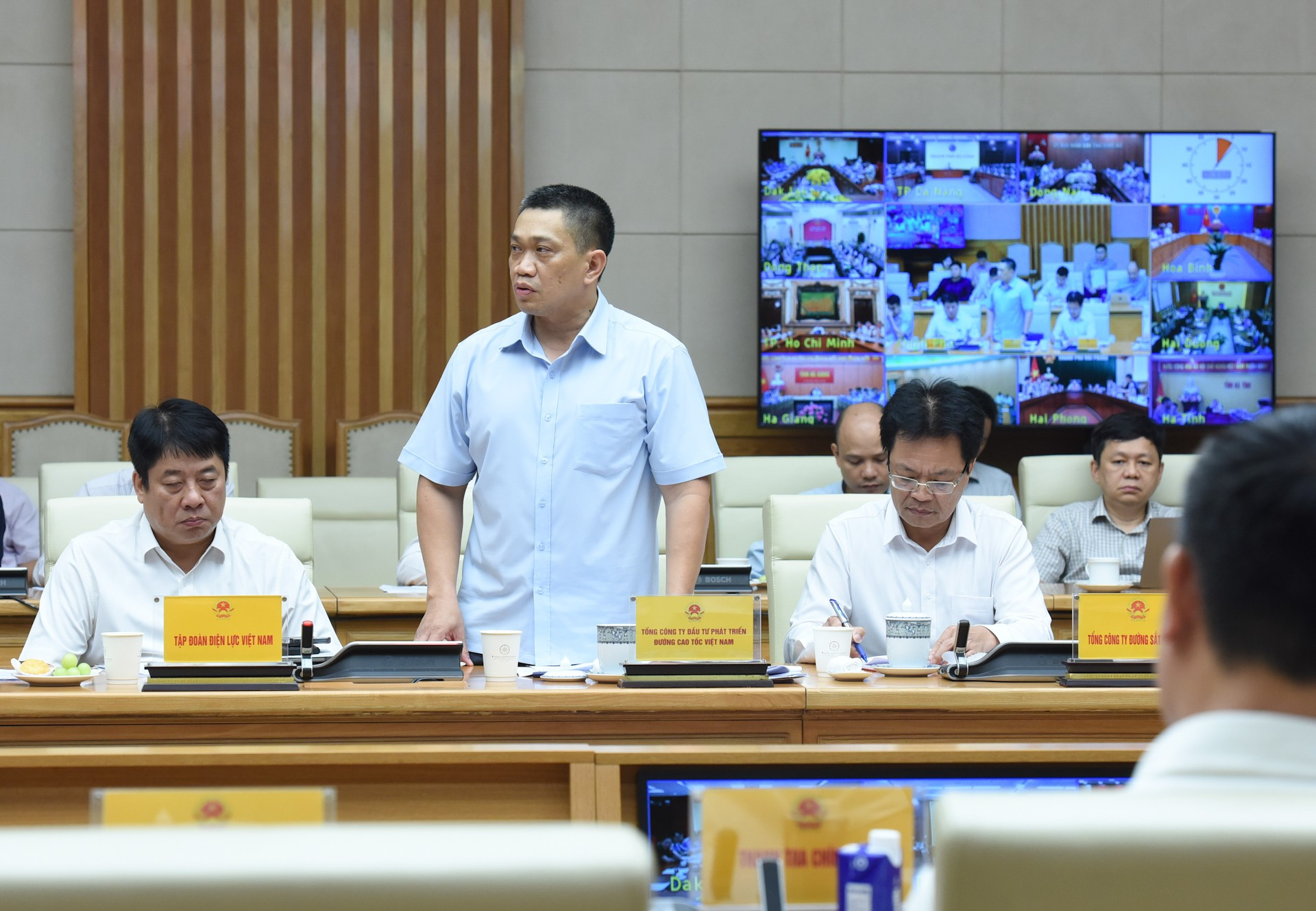 El director general de la Corporación de Inversión y Desarrollo de Autopistas de Vietnam, Pham Hong Quang, habla en la cita.