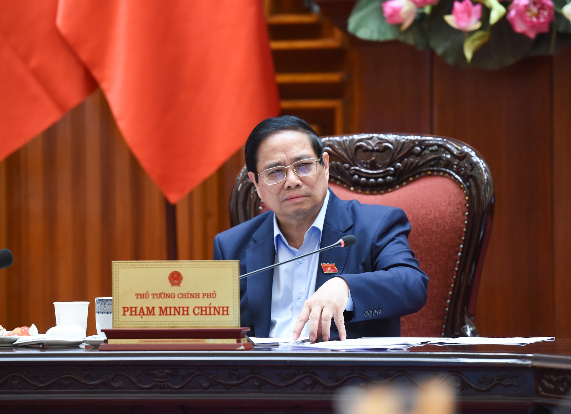 El primer ministro Pham Minh Chinh interviene en la reunión. El primer ministro Pham Minh Chinh interviene en la reunión.