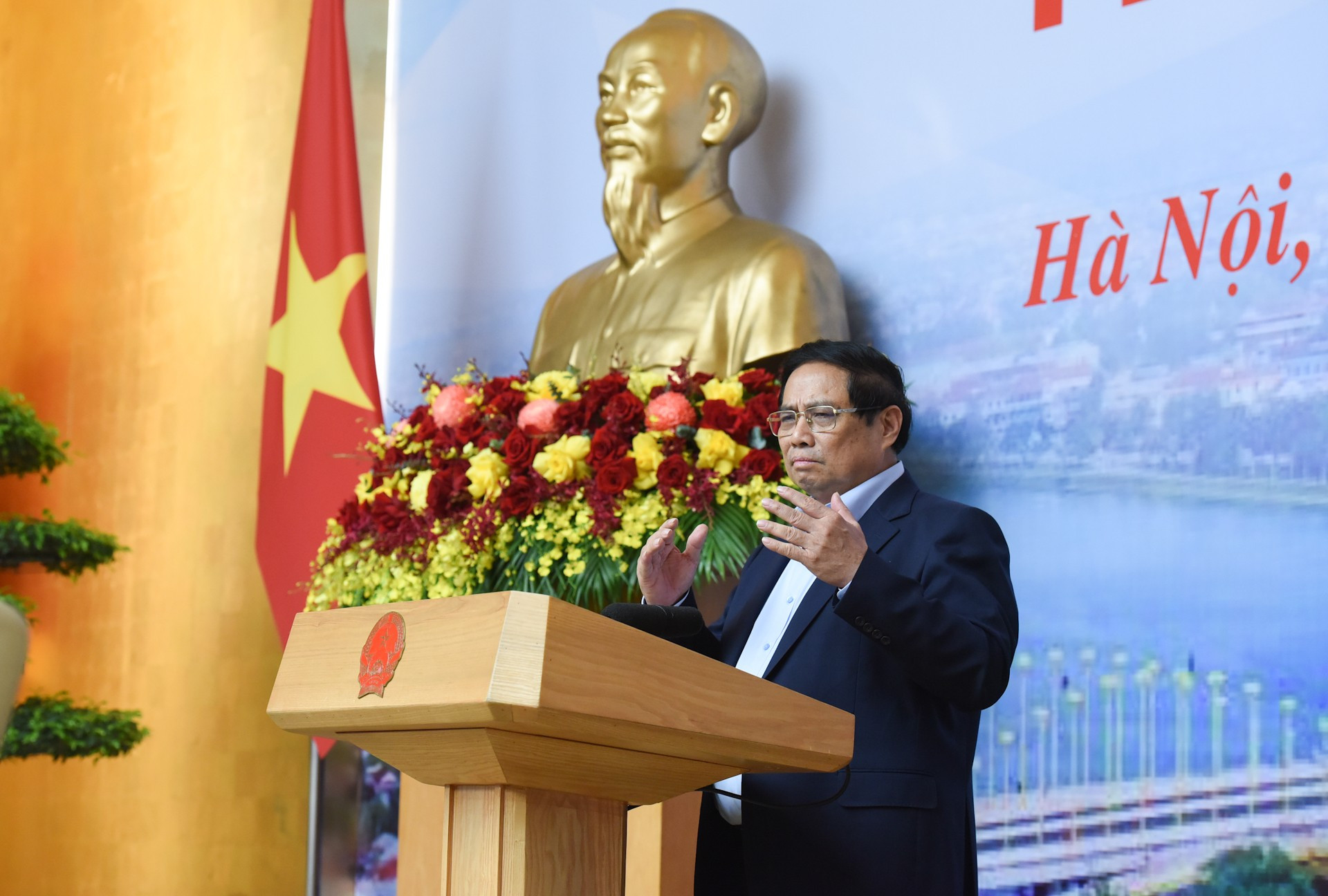 El primer ministro, Pham Minh Chinh, pronuncia un discurso de orientación en la cita.