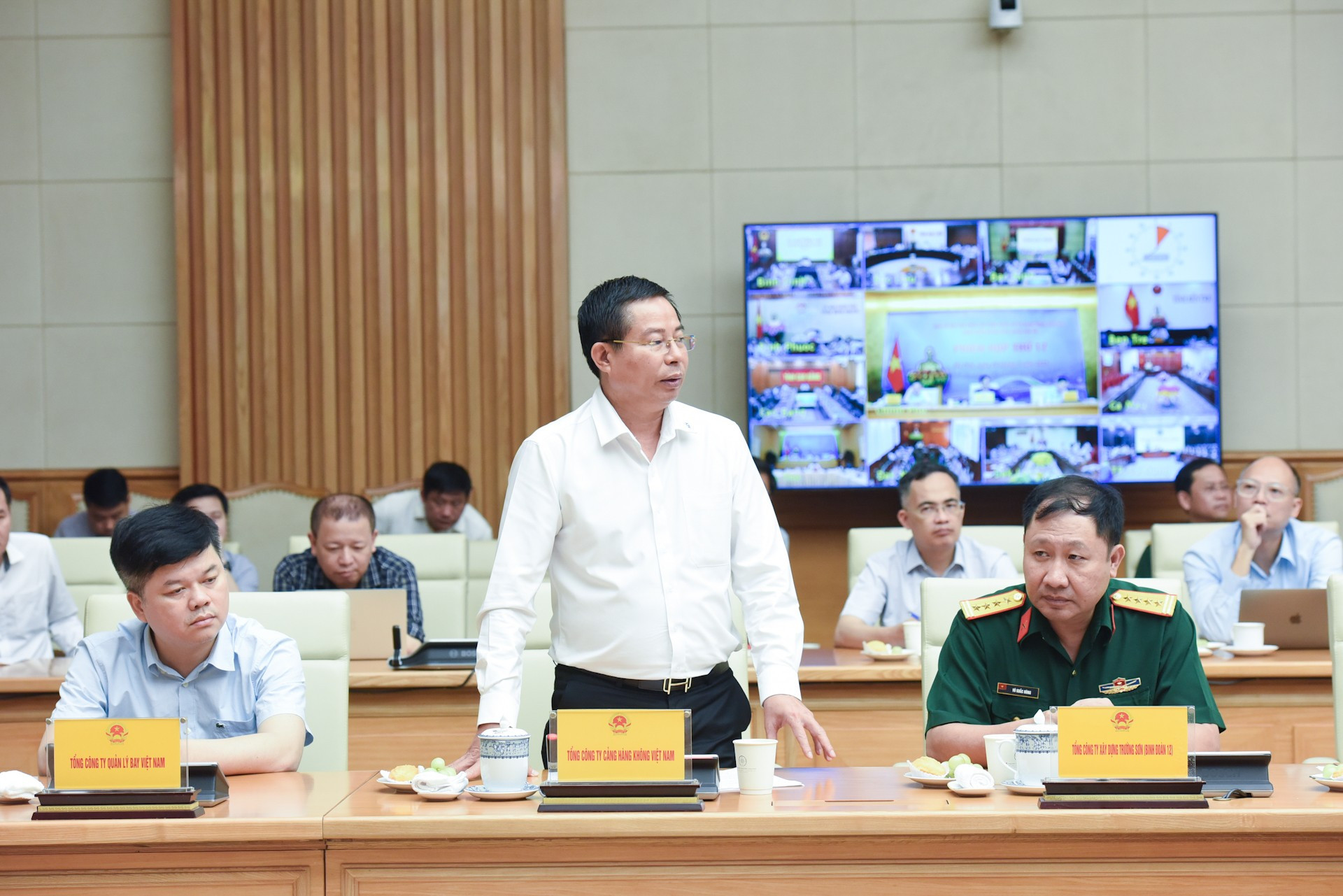 El subdirector general de la Corporación de Aeropuertos de Vietnam (ACV), Tran Anh Vu, interviene en la reunión.