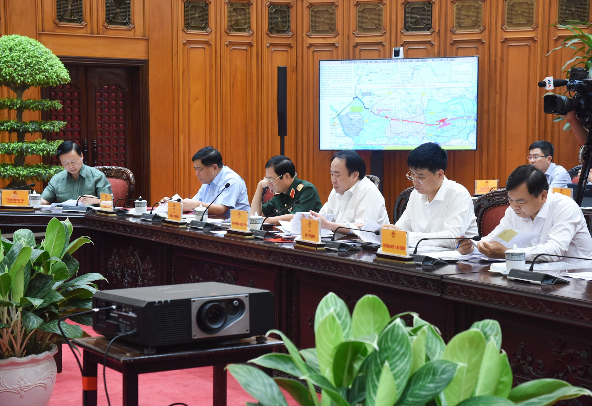 Los viceprimeros ministros y dirigentes de ministerios, comisiones y sectores en el encuentro. Los viceprimeros ministros y dirigentes de ministerios, comisiones y sectores en el encuentro.