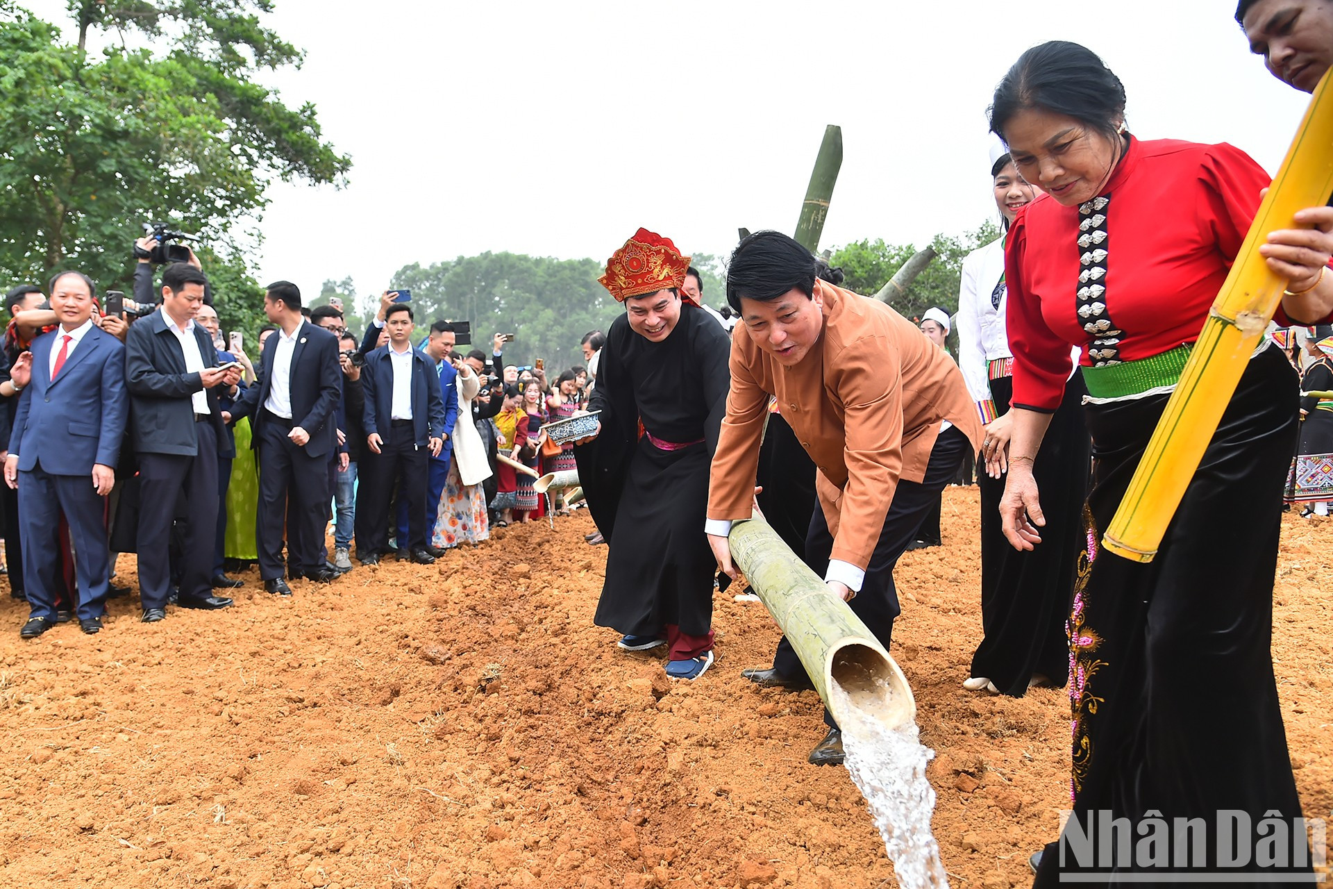 El presidente Luong Cuong realiza el ritual de regar la primera gota de agua sobre la tierra arada para orar por buenas cosechas, buena salud para el pueblo y paz y prosperidad para la nación.