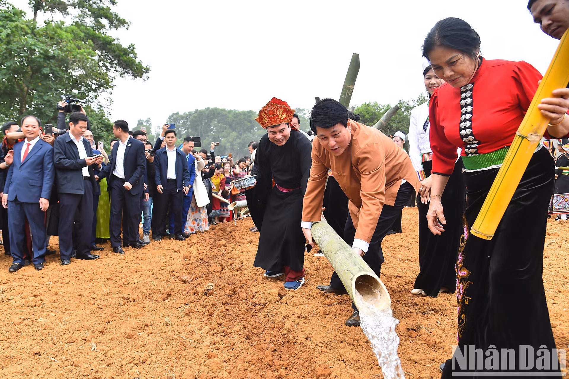 El presidente Luong Cuong realiza el ritual de regar la primera gota de agua sobre la tierra arada para orar por buenas cosechas, buena salud para el pueblo y paz y prosperidad para la nación.