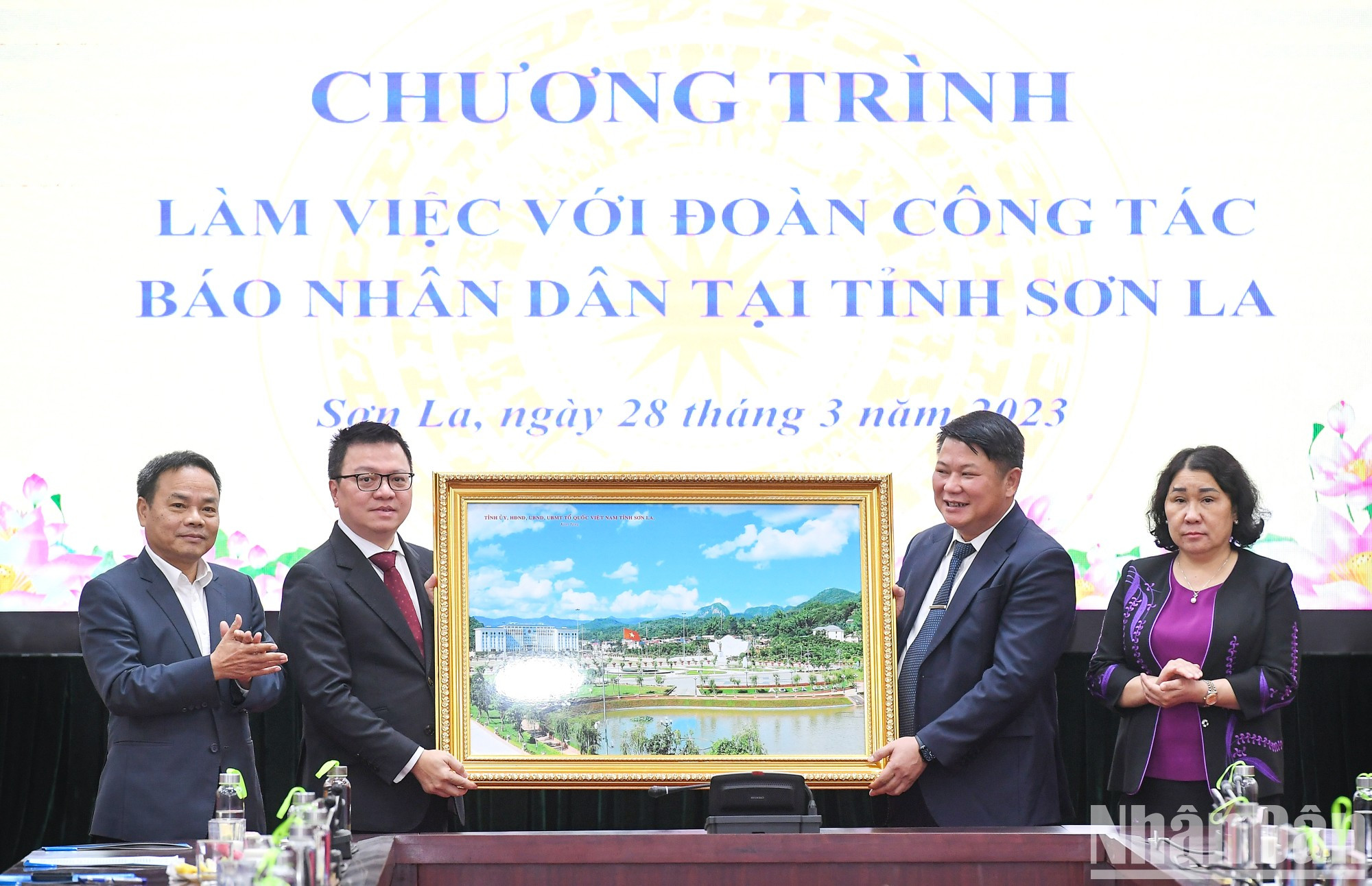 Representante de Son La entregan regalo a Nhan Dan. Representante de Son La entregan regalo a Nhan Dan.