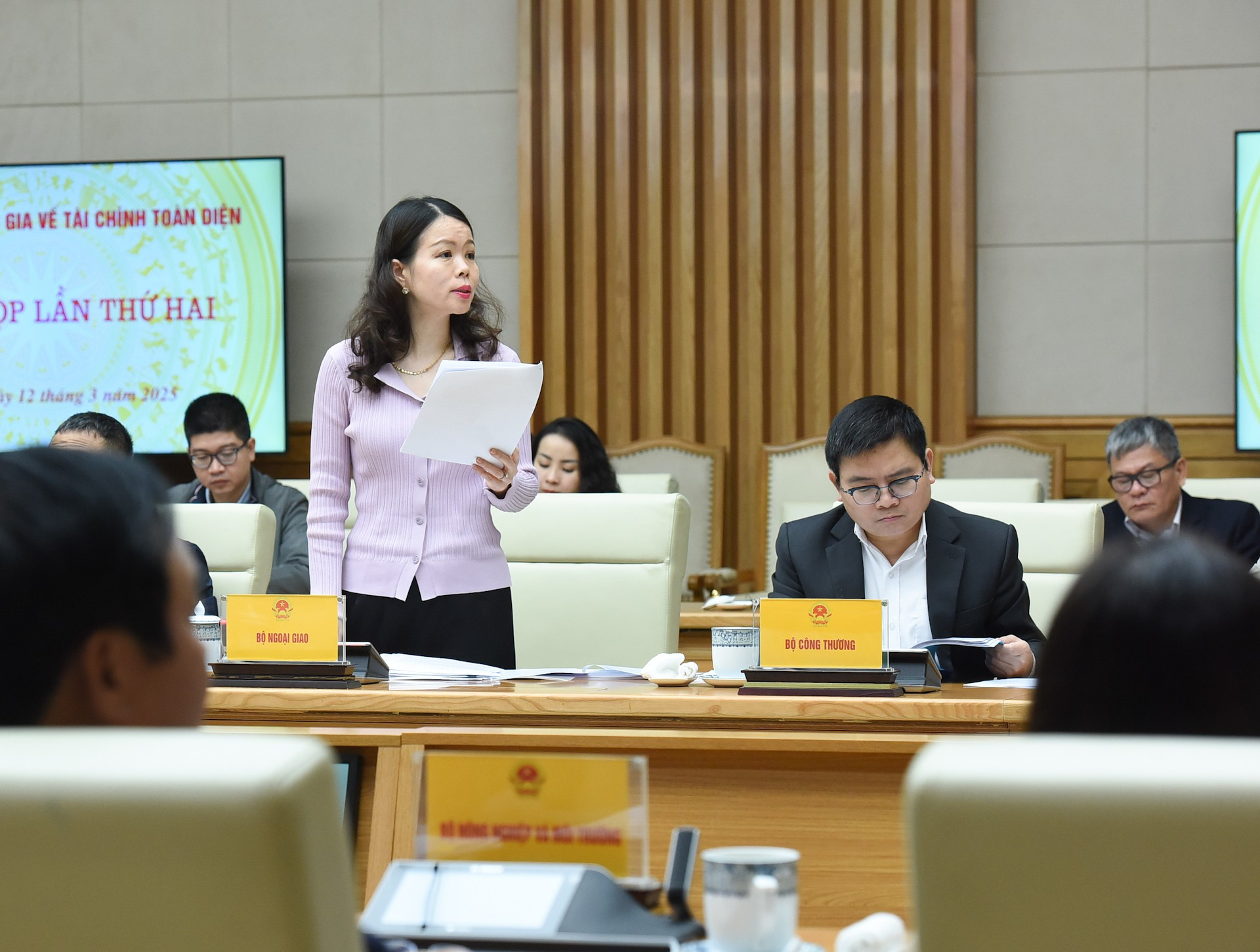 La viceministra de Asuntos Exteriores, Nguyen Minh Hang, habla en la reunión. La viceministra de Asuntos Exteriores, Nguyen Minh Hang, habla en la reunión.