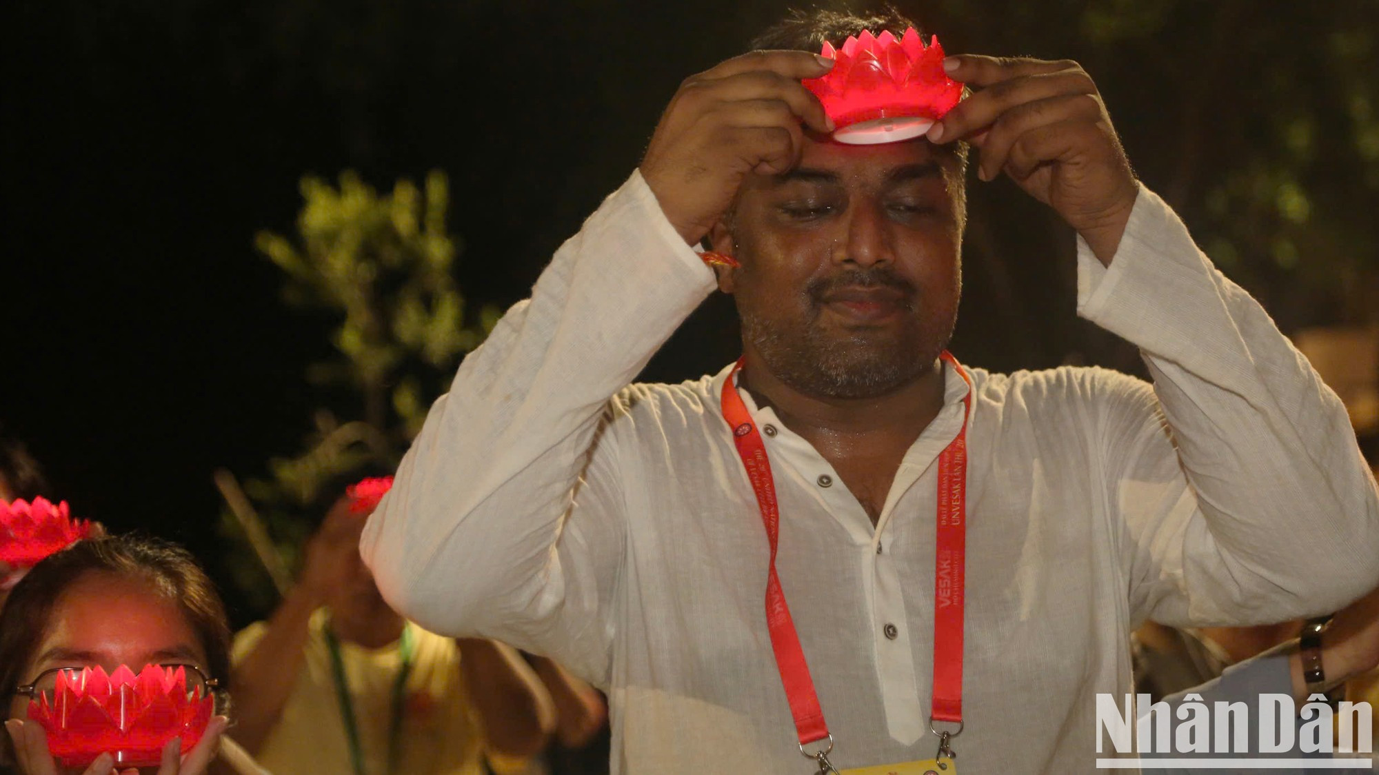 Cada persona enciende su farolillo con un pensamiento bondadoso y un deseo de paz para sí misma y para los demás. Cada persona enciende su farolillo con un pensamiento bondadoso y un deseo de paz para sí misma y para los demás.