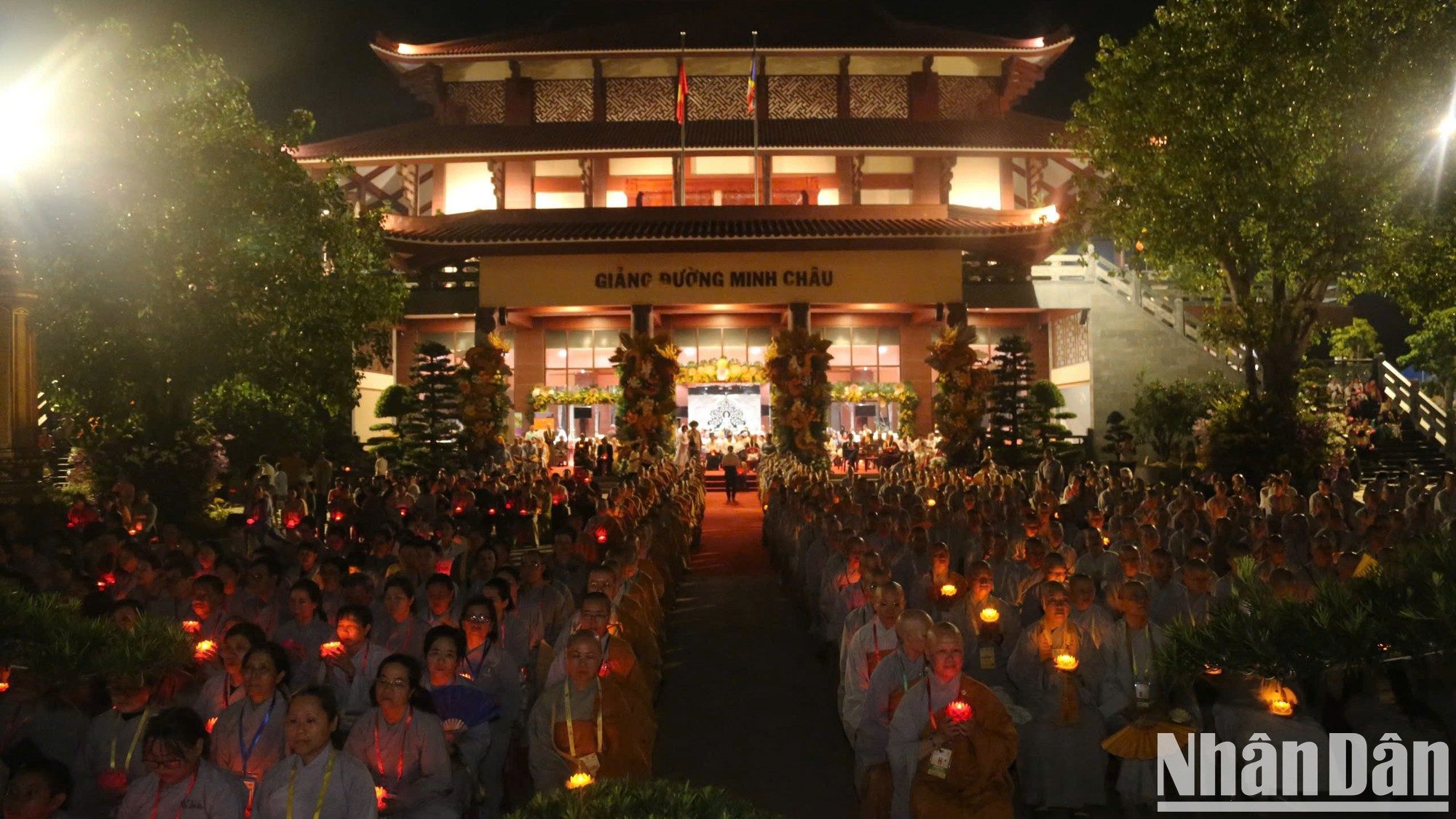 Los monjes y los fieles budistas, en un acto de devoción y espiritualidad, encienden los farolillos en sus manos, creando una atmósfera de iluminación y reflexión. Los monjes y los fieles budistas, en un acto de devoción y espiritualidad, encienden los farolillos en sus manos, creando una atmósfera de iluminación y reflexión.