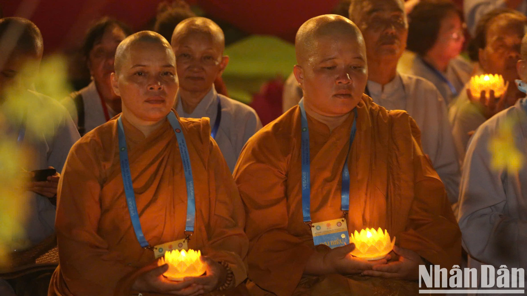 El festival comienza con una caminata meditativa alrededor del lago y con oraciones dirigidas por venerables monjes y monjas. El festival comienza con una caminata meditativa alrededor del lago y con oraciones dirigidas por venerables monjes y monjas.