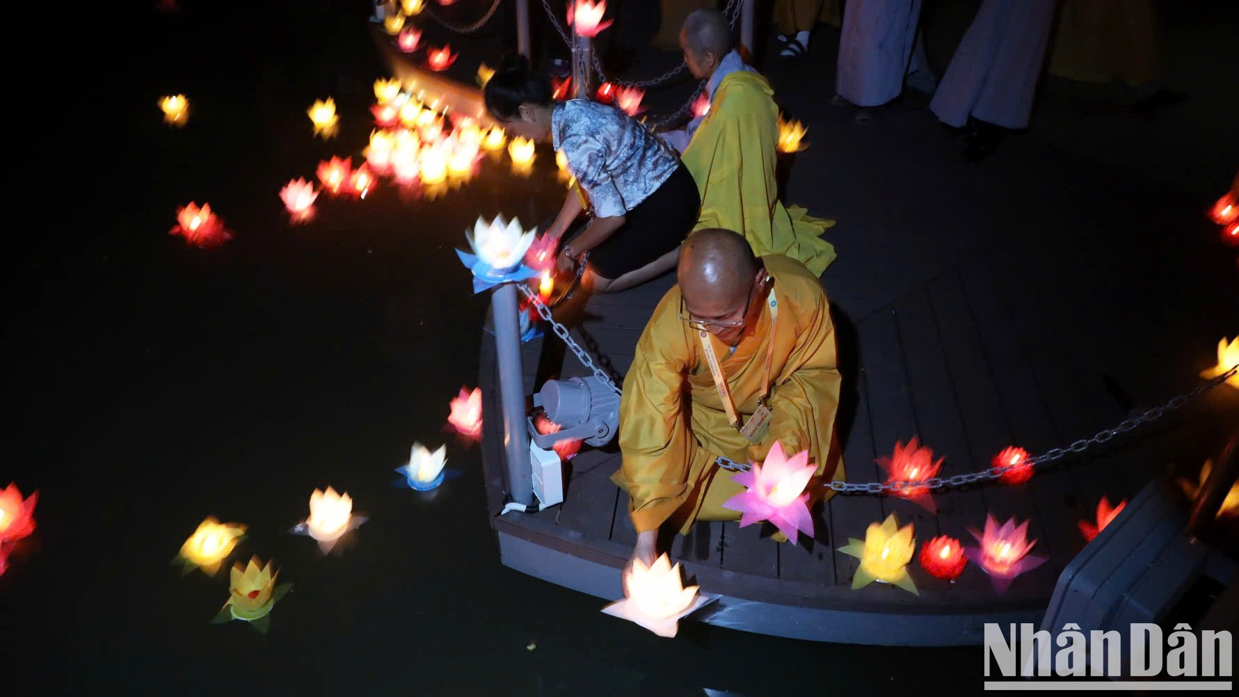 Miles de personas hacen flotar los farolillos sobre la tranquila superficie del lago, entre el sonido profundo de las campanas y las oraciones compartidas. Miles de personas hacen flotar los farolillos sobre la tranquila superficie del lago, entre el sonido profundo de las campanas y las oraciones compartidas.