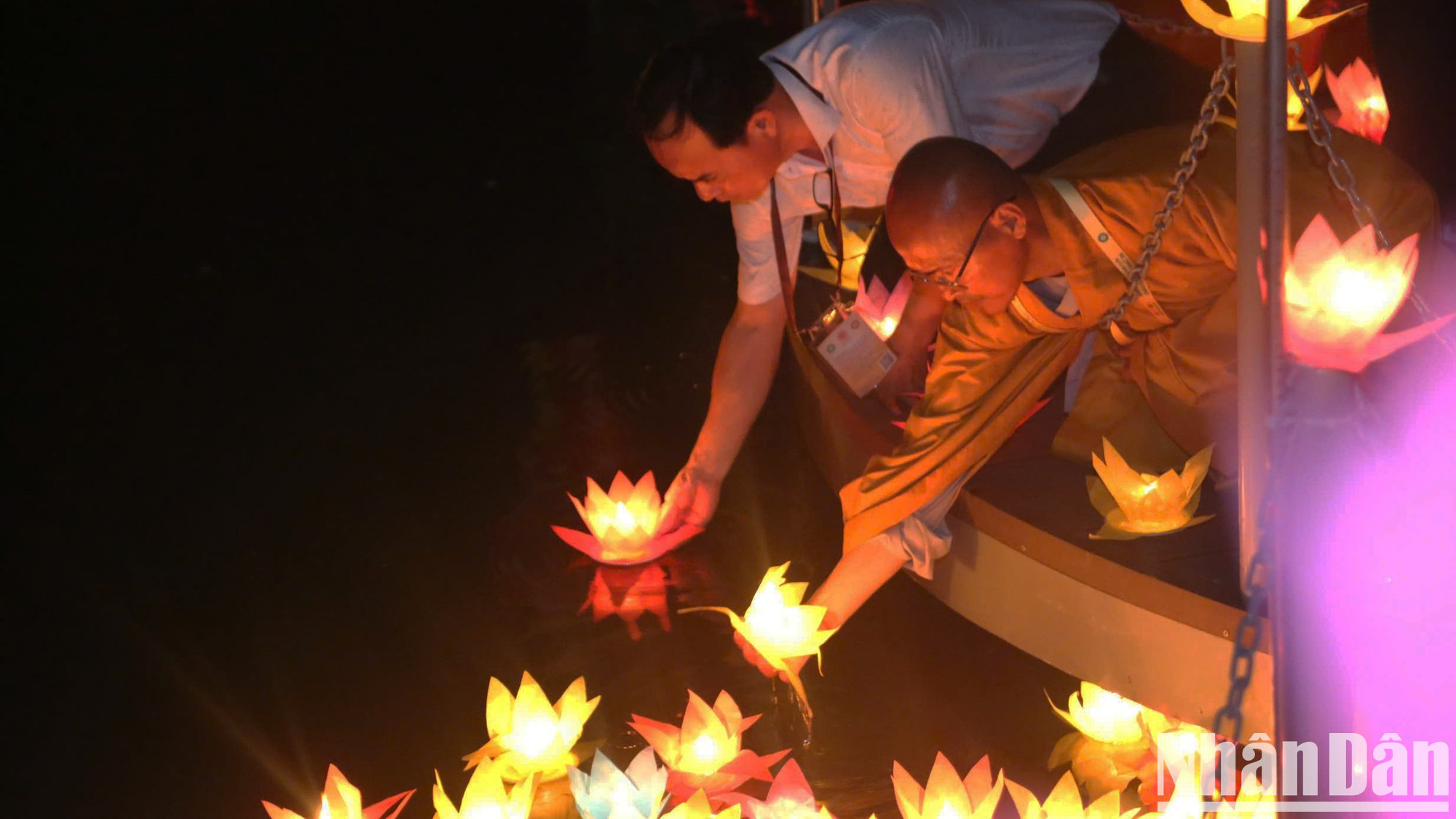 Cerca de 12 mil personas participan en la ceremonia. Cerca de 12 mil personas participan en la ceremonia.