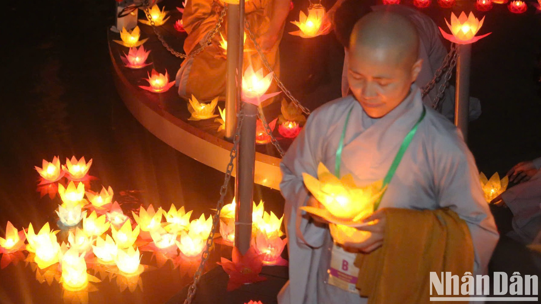 Cada luz en la mano representa la esperanza de poner fin al sufrimiento y construir juntos una vida mejor. Cada luz en la mano representa la esperanza de poner fin al sufrimiento y construir juntos una vida mejor.