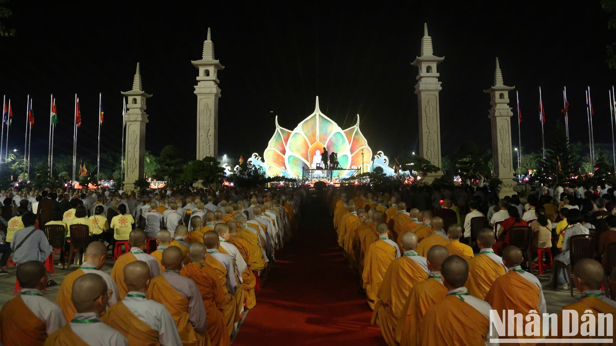 El evento atrae a unas 12 mil personas, con 35 mil faroles encendidos que llenan el espacio de luz y mística. El evento atrae a unas 12 mil personas, con 35 mil faroles encendidos que llenan el espacio de luz y mística.