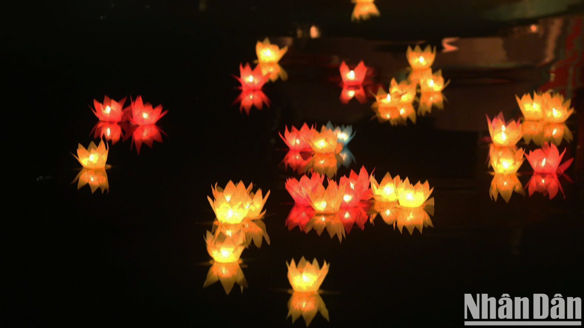 [Foto] Miles de farolillos flotan en la celebración de Vesak 2025