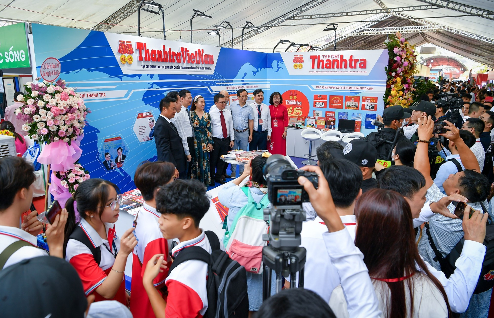 Dirigentes del Partido y del Estado toman fotografías de recuerdo en el stand del periódico Thanh Nien. Dirigentes del Partido y del Estado toman fotografías de recuerdo en el stand del periódico Thanh Nien.