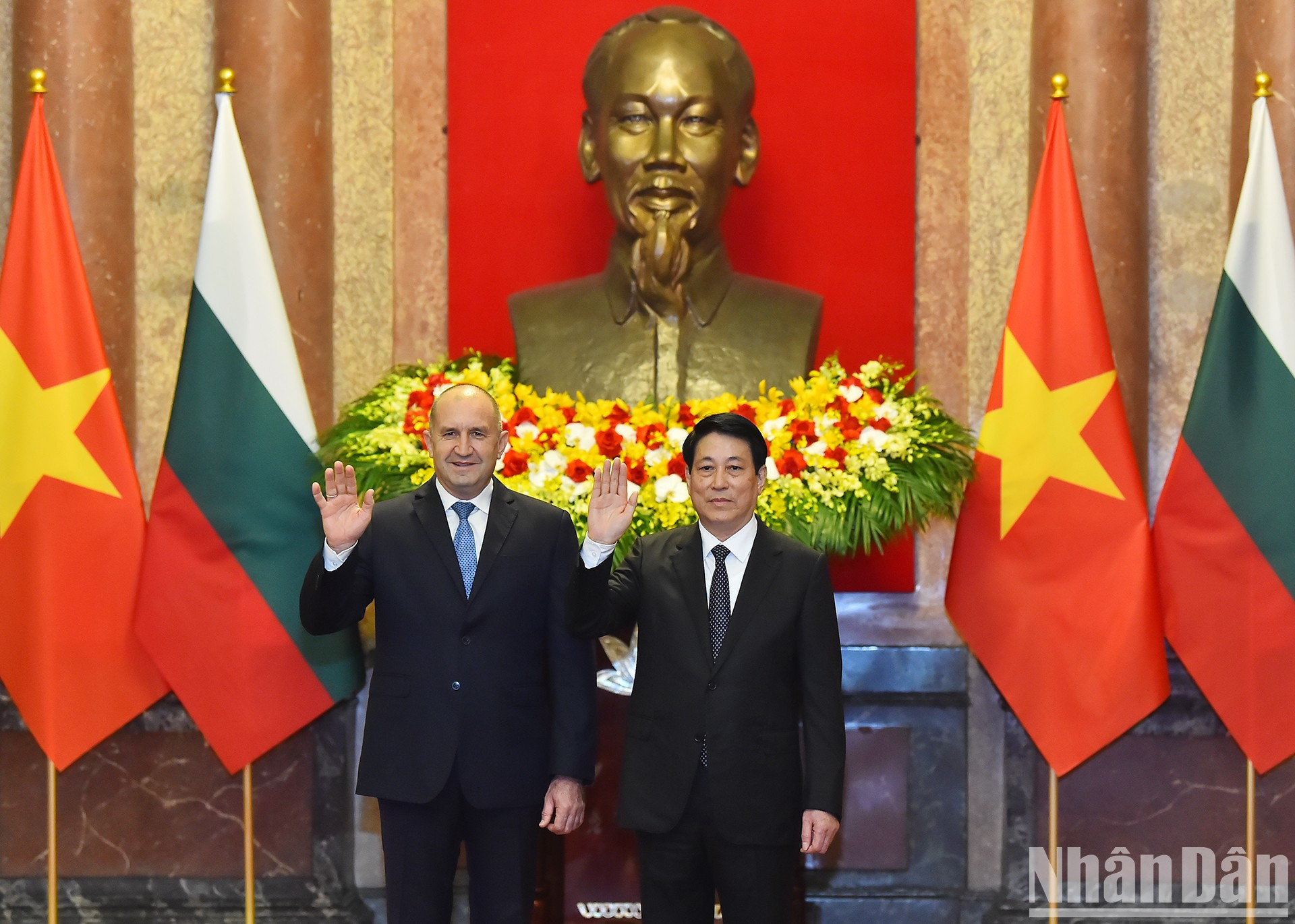 Este es el primer viaje de un presidente búlgaro a Vietnam en los últimos 11 años y se produce cuando ambos países se encaminan hacia la celebración del 75 aniversario de sus relaciones diplomáticas en 2025. Este es el primer viaje de un presidente búlgaro a Vietnam en los últimos 11 años y se produce cuando ambos países se encaminan hacia la celebración del 75 aniversario de sus relaciones diplomáticas en 2025.