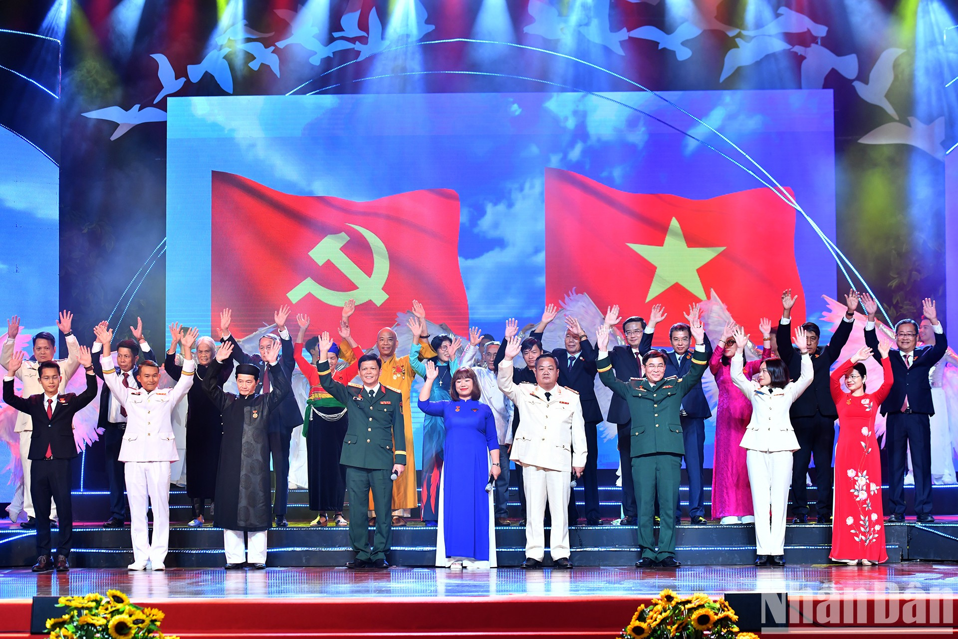 Ejemplos destacados en el estudio y seguimiento de la ideología, la moral y el estilo de Ho Chi Minh. Ejemplos destacados en el estudio y seguimiento de la ideología, la moral y el estilo de Ho Chi Minh.