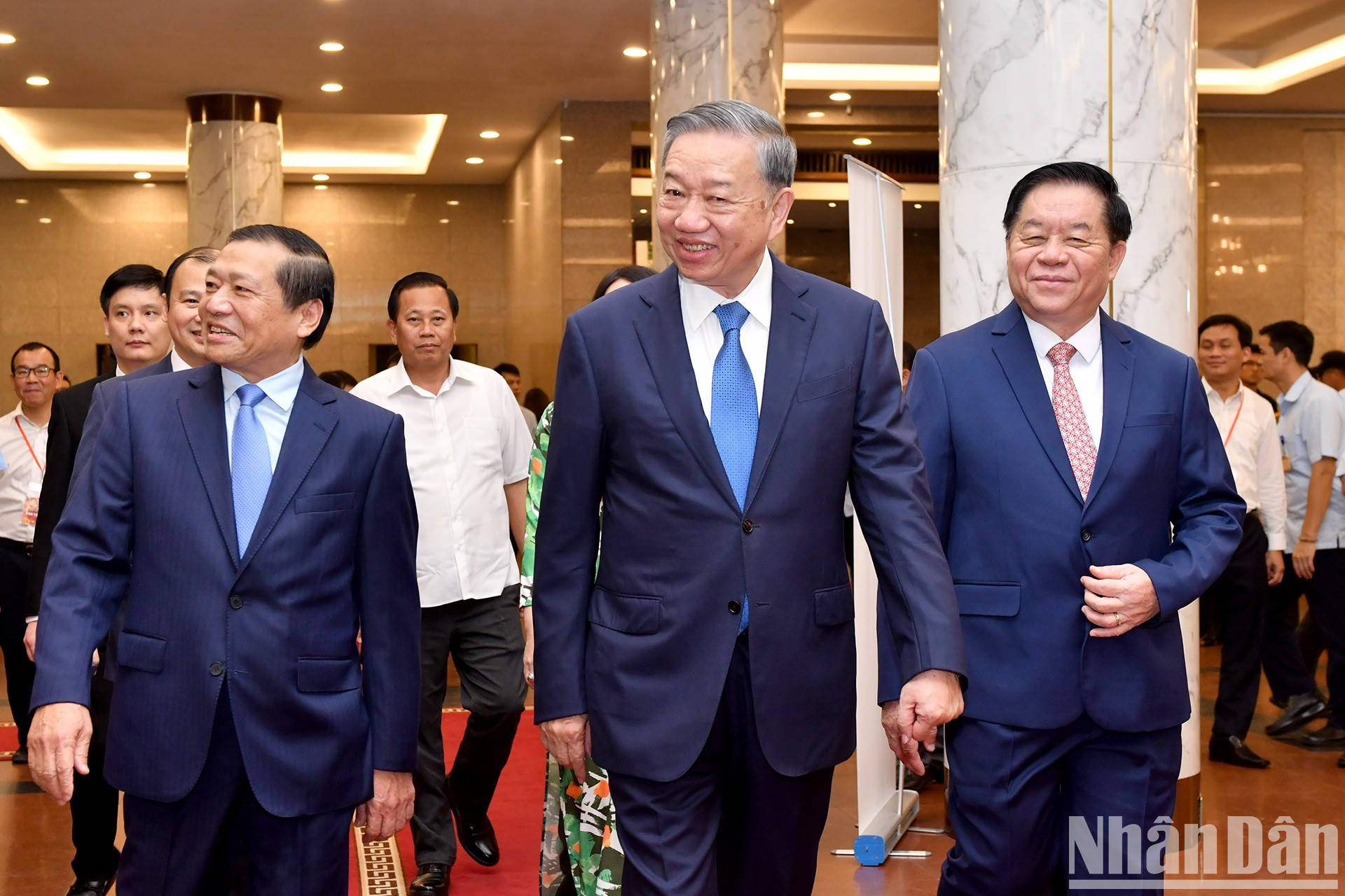 El secretario general del PCV, To Lam, asiste al programa. El secretario general del PCV, To Lam, asiste al programa.