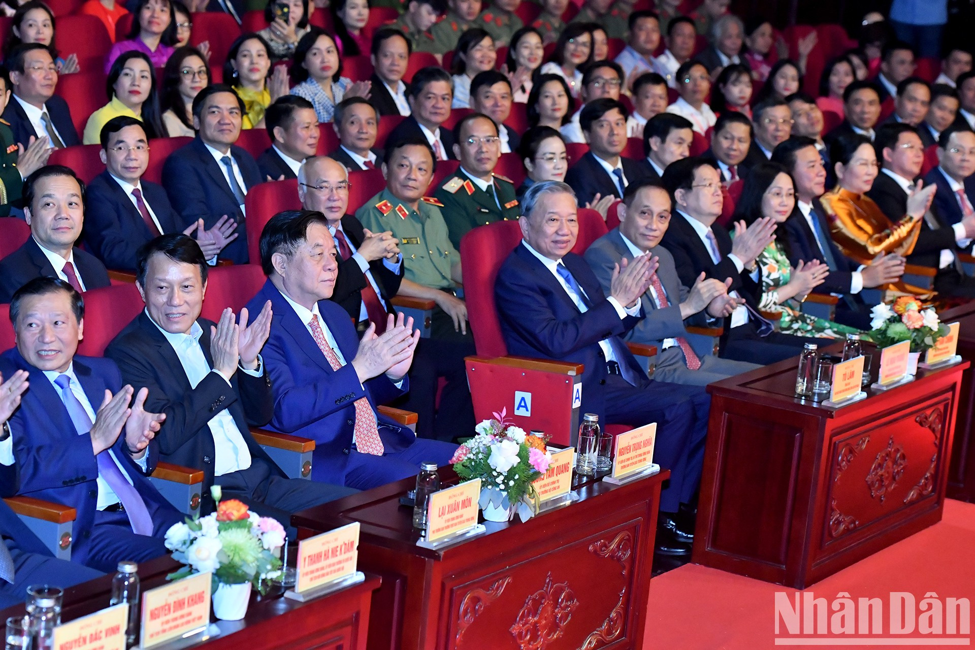 El líder partidista y los delegados al programa. El líder partidista y los delegados al programa.