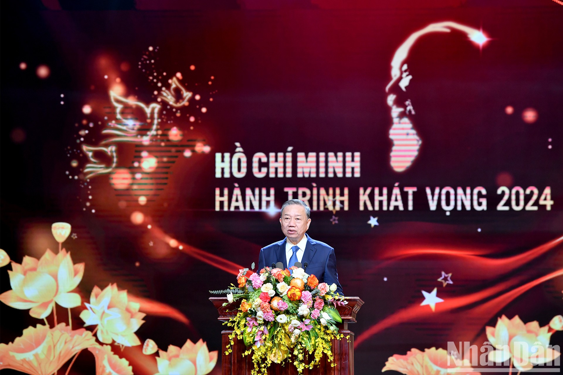 El secretario general del PCV, To Lam, habla en el programa. El secretario general del PCV, To Lam, habla en el programa.