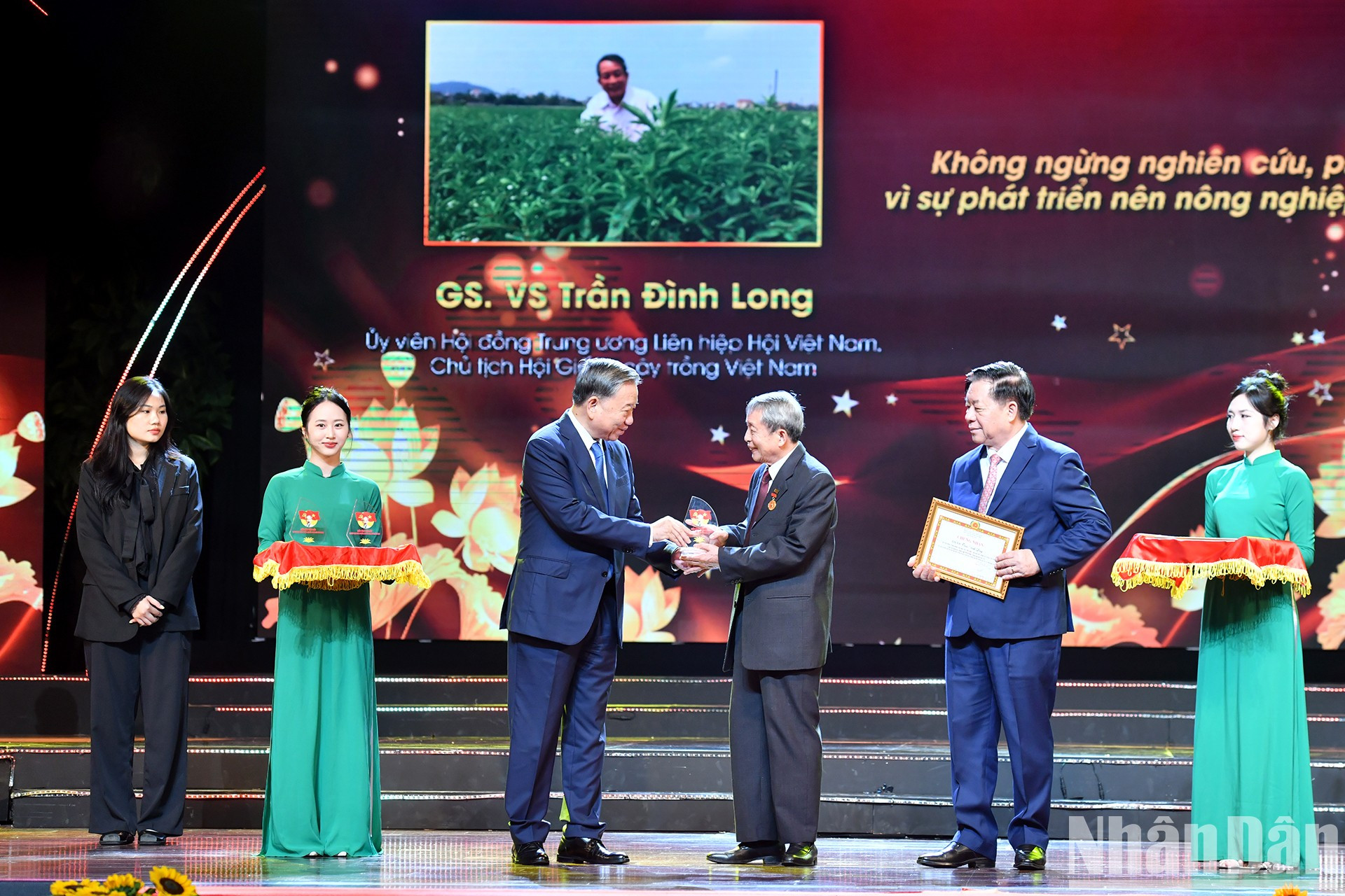 El secretario general del PCV, To Lam, entrega el logotipo a los ejemplos destacados del movimiento. El secretario general del PCV, To Lam, entrega el logotipo a los ejemplos destacados del movimiento.