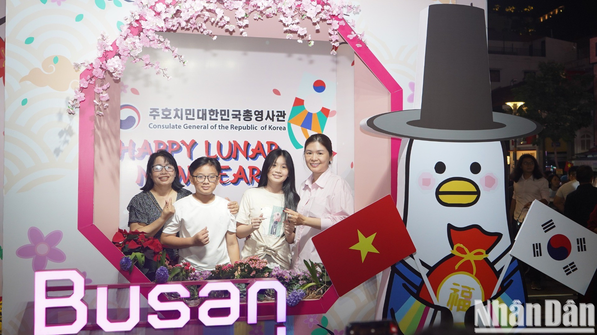 La calle de flores Nguyen Hue es un destino atractivo para residentes locales y turistas. La calle de flores Nguyen Hue es un destino atractivo para residentes locales y turistas.