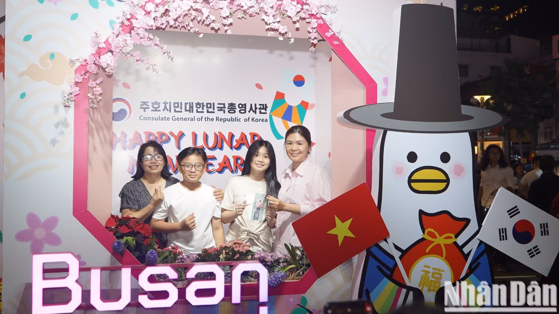 La calle de flores Nguyen Hue es un destino atractivo para residentes locales y turistas.