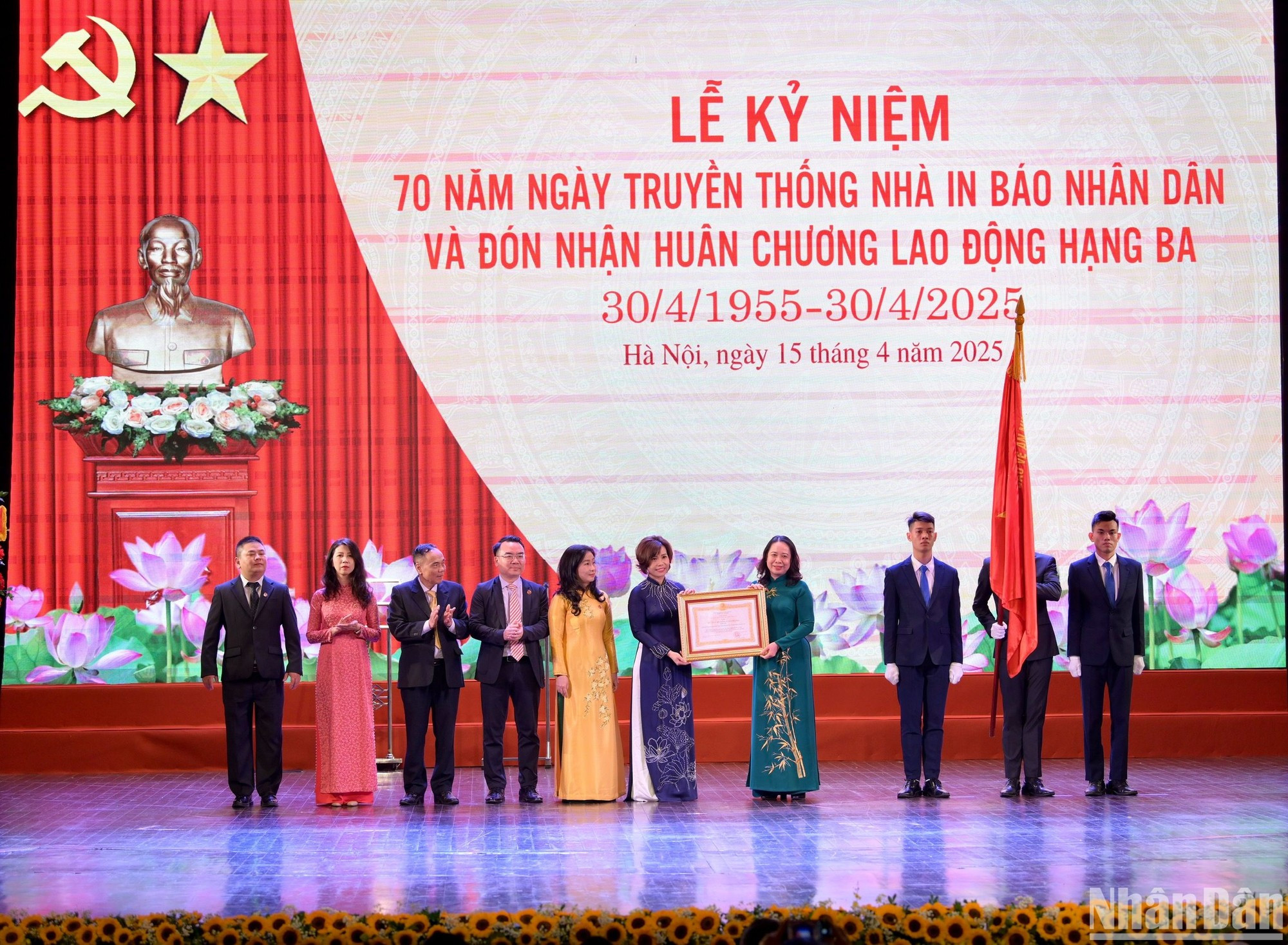 La vicepresidenta Vo Thi Anh Xuan otorga la Orden del Trabajo de Tercera Clase al colectivo de de directivos, funcionarios, empleados y trabajadores de la Empresa de Impresión del periódico Nhan Dan.