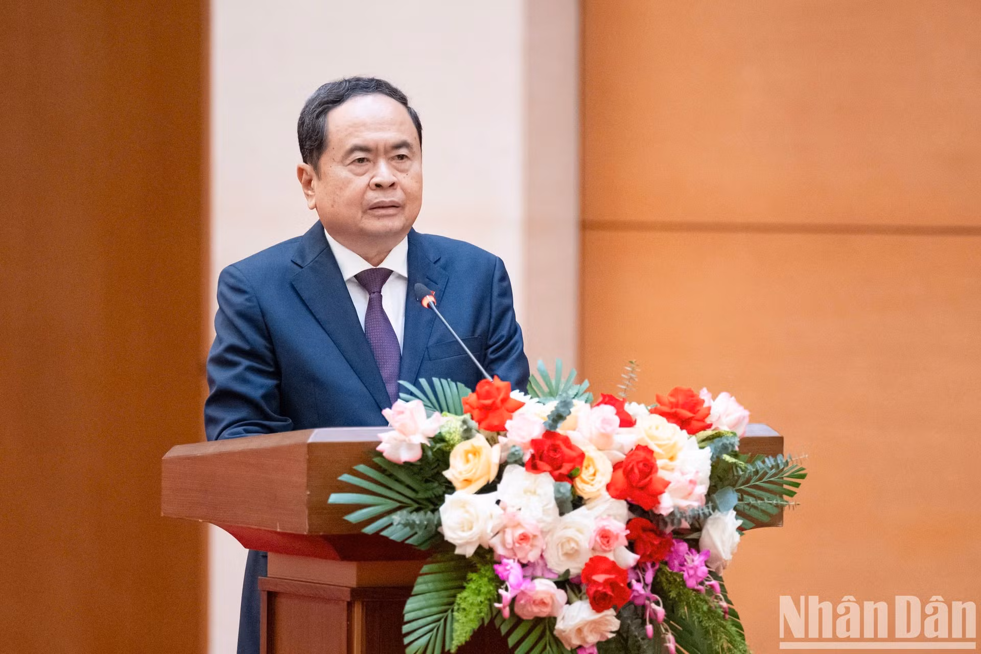 El presidente de la AN, Tran Thanh Man, habla en la reunión.