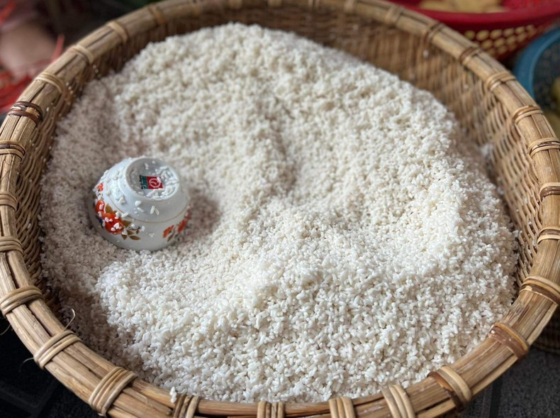 El Banh chung de Cau Bang goza de popularidad gracias al agradable aroma de arroz glutinoso de Thai Binh y el punto adecuado de elasticidad, suavidad y riqueza del frijol verde y la carne grasa