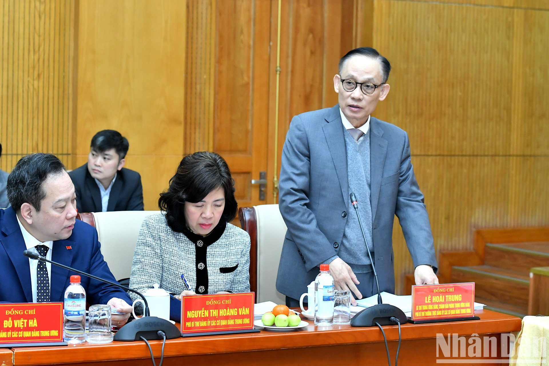 Le Hoai Trung, miembro del Secretariado y jefe de la Oficina Central del PCV, habla en la cita.