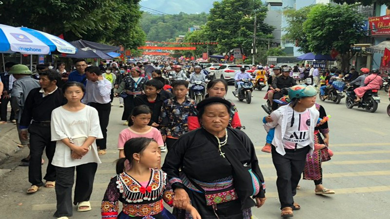Los lugareños salen a las calles en el centro del distrito Than Uyen para celebrar el 2 de septiembre, una de las fechas más importantes del país. Los lugareños salen a las calles en el centro del distrito Than Uyen para celebrar el 2 de septiembre, una de las fechas más importantes del país.