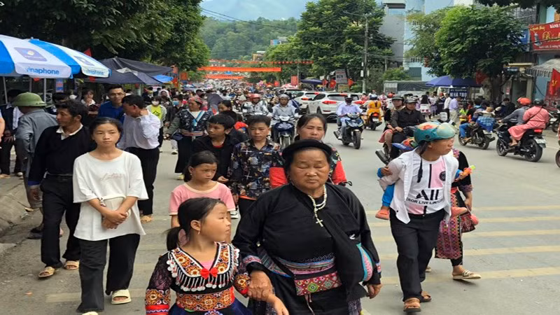 Los lugareños salen a las calles en el centro del distrito Than Uyen para celebrar el 2 de septiembre, una de las fechas más importantes del país.