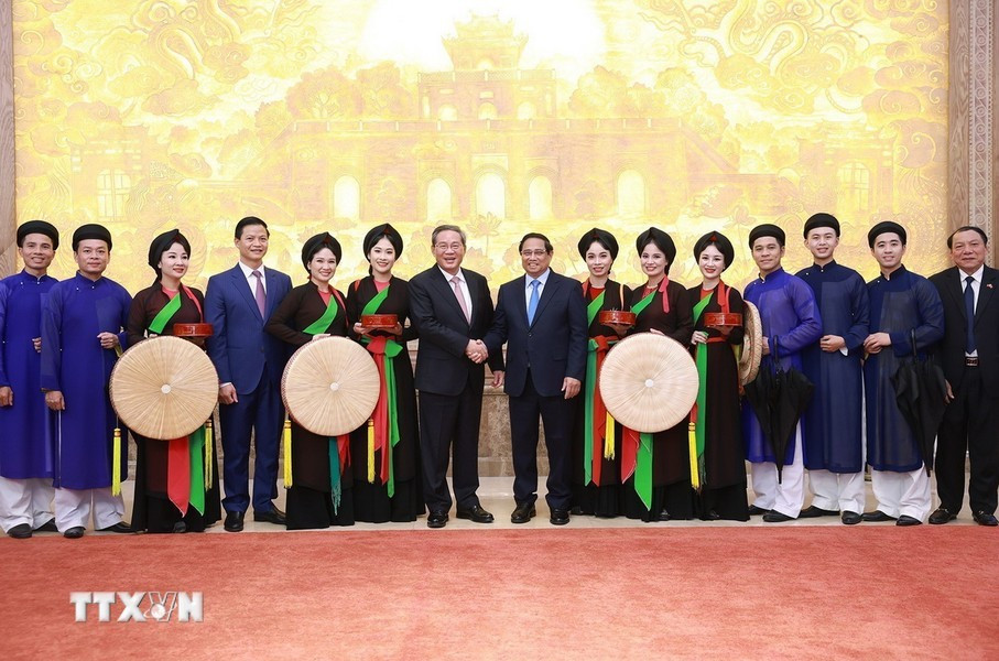 El primer ministro vietnamita, Pham Minh Chinh, y su similar, Li Qiang, junto con los cantantes de Quan Ho de Bac Ninh. El primer ministro vietnamita, Pham Minh Chinh, y su similar, Li Qiang, junto con los cantantes de Quan Ho de Bac Ninh.