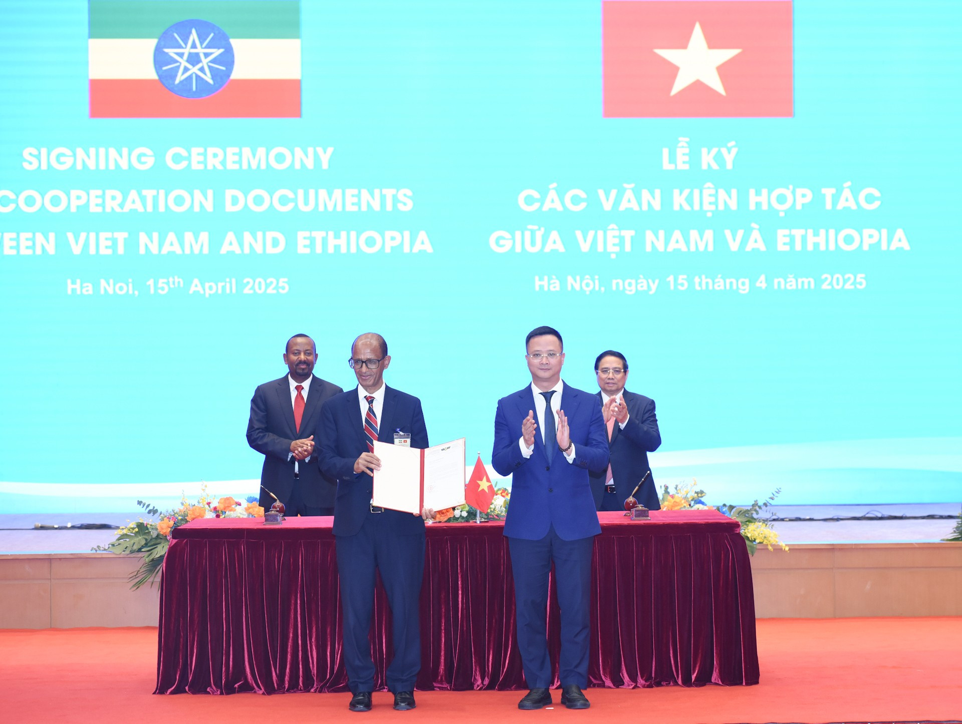 Los dos primeros ministros presenciaron la entrega de la Carta de Aprobación de la Autoridad de Aviación Civil de Vietnam al presidente de Ethiopian Airlines que permite a la aerolínea Ethiopian Airlines abrir un vuelo directo que conecta las dos capitales, Hanói y Addis Abeba. Los dos primeros ministros presenciaron la entrega de la Carta de Aprobación de la Autoridad de Aviación Civil de Vietnam al presidente de Ethiopian Airlines que permite a la aerolínea Ethiopian Airlines abrir un vuelo directo que conecta las dos capitales, Hanói y Addis Abeba.