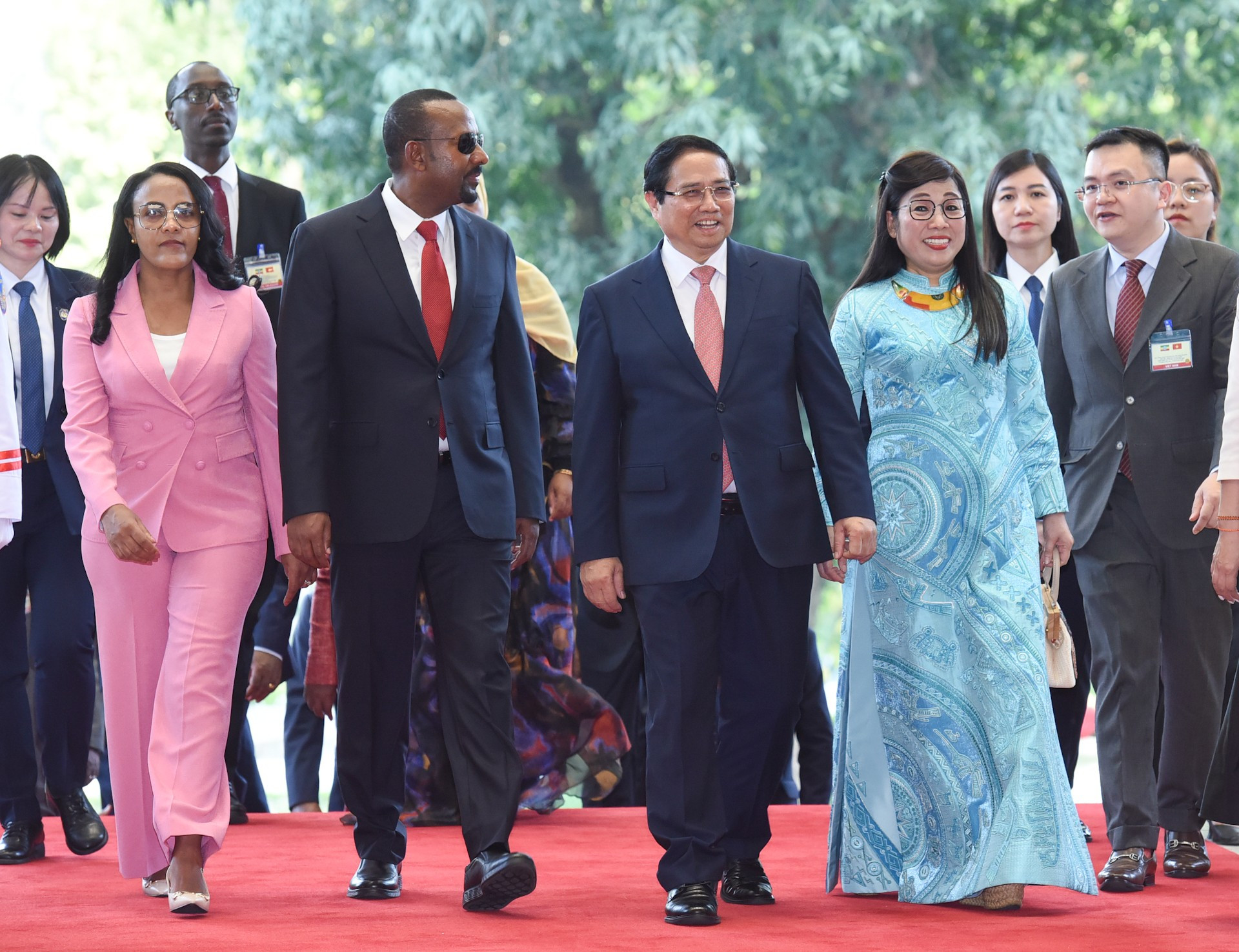 El primer ministro Pham Minh Chinh y el primer ministro etíope Abiy Ahmed Ali y sus esposas.