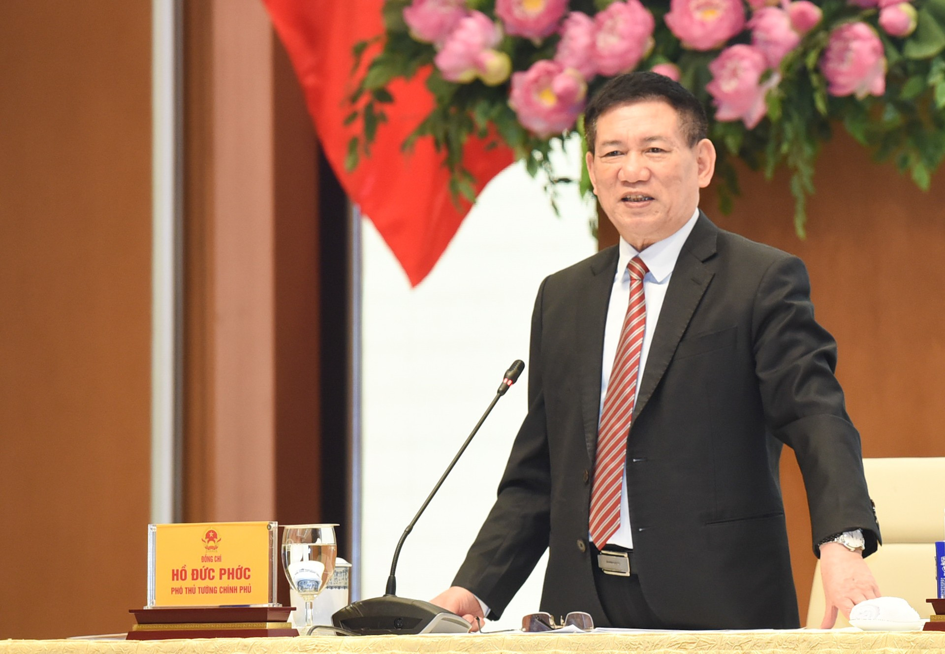 El viceprimer ministro Ho Duc Phoc preside la sesión de debate. El viceprimer ministro Ho Duc Phoc preside la sesión de debate.