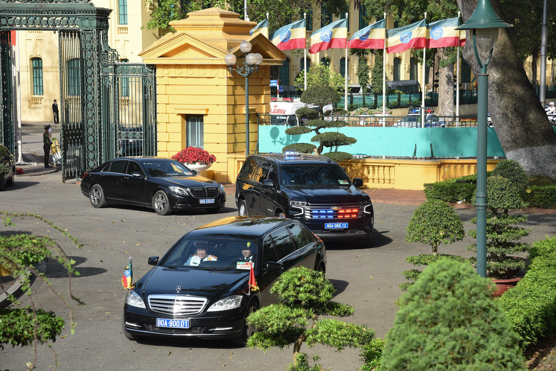 La caravana que transporta al primer ministro etíope, Abiy Ahmed Ali, y a su esposa al Palacio Presidencial.