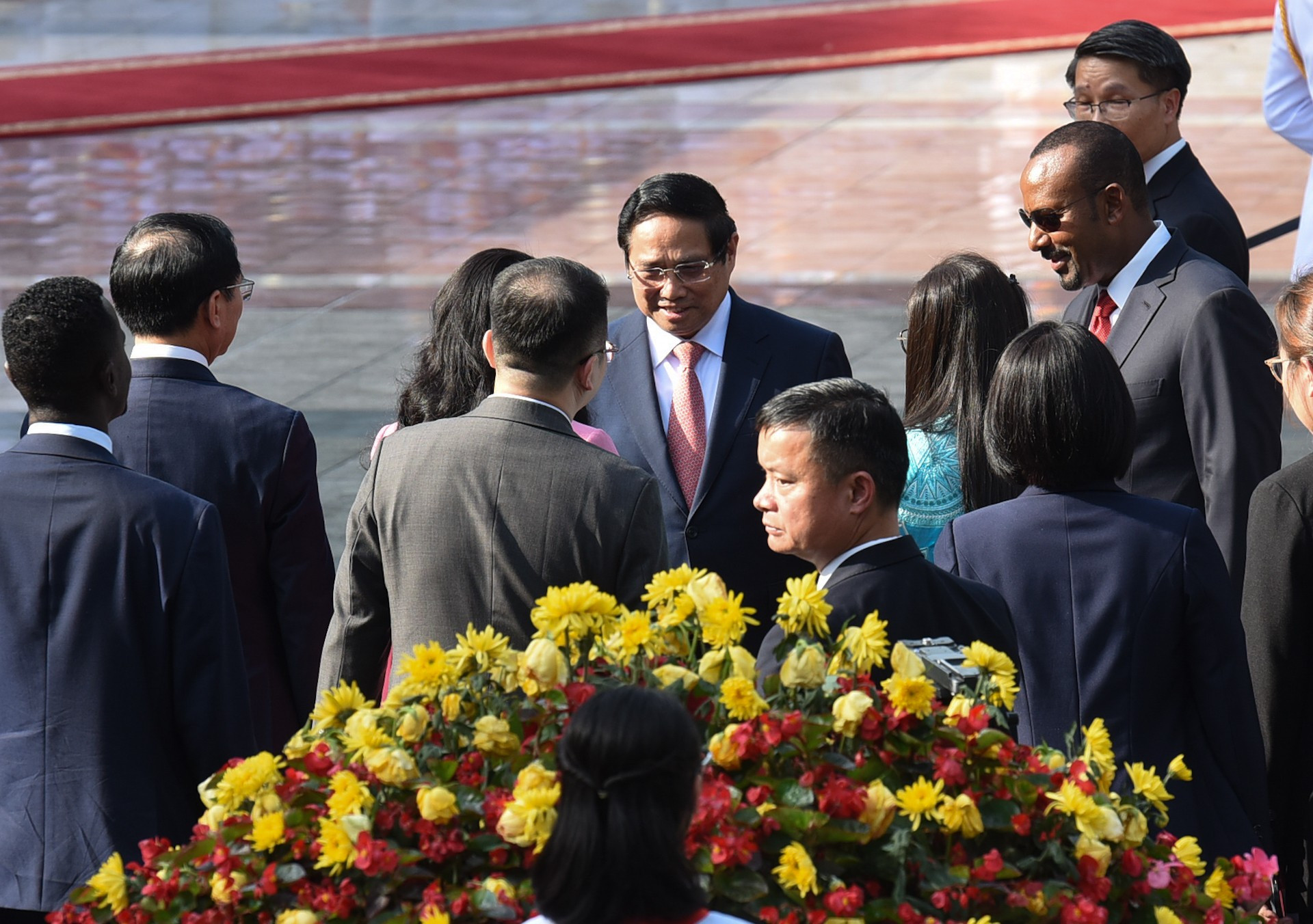 El primer ministro Pham Minh Chinh presenta a los miembros de la delegación vietnamita a su similar etíope, Abiy Ahmed Ali.