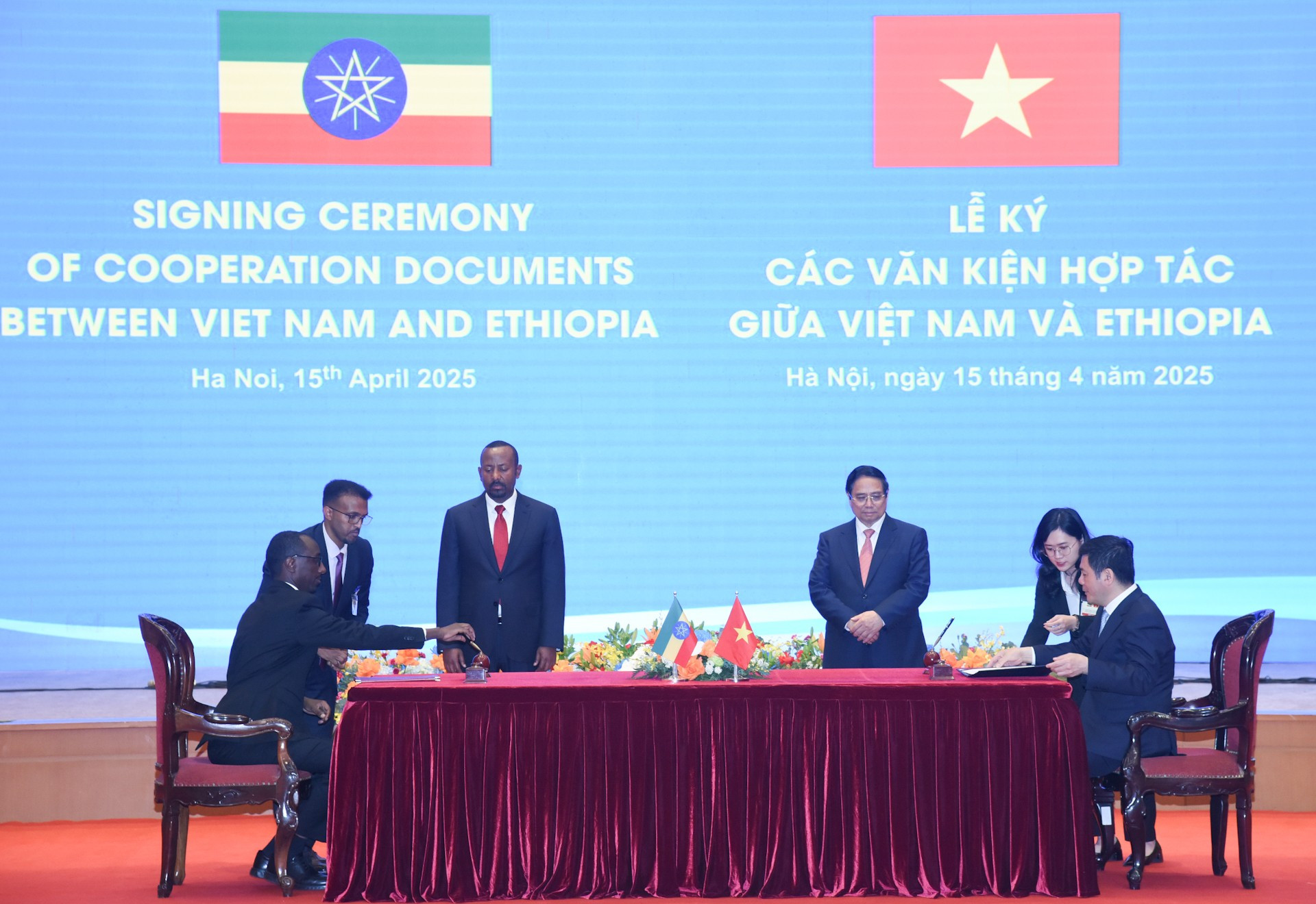 Pham Minh Chinh y Abiy Ahmed Ali presencian la firma de un memorando de entendimiento sobre cooperación comercial entre el Ministerio de Industria y Comercio de Vietnam y el Ministerio de Comercio e Integración Regional de Etiopía. Pham Minh Chinh y Abiy Ahmed Ali presencian la firma de un memorando de entendimiento sobre cooperación comercial entre el Ministerio de Industria y Comercio de Vietnam y el Ministerio de Comercio e Integración Regional de Etiopía.